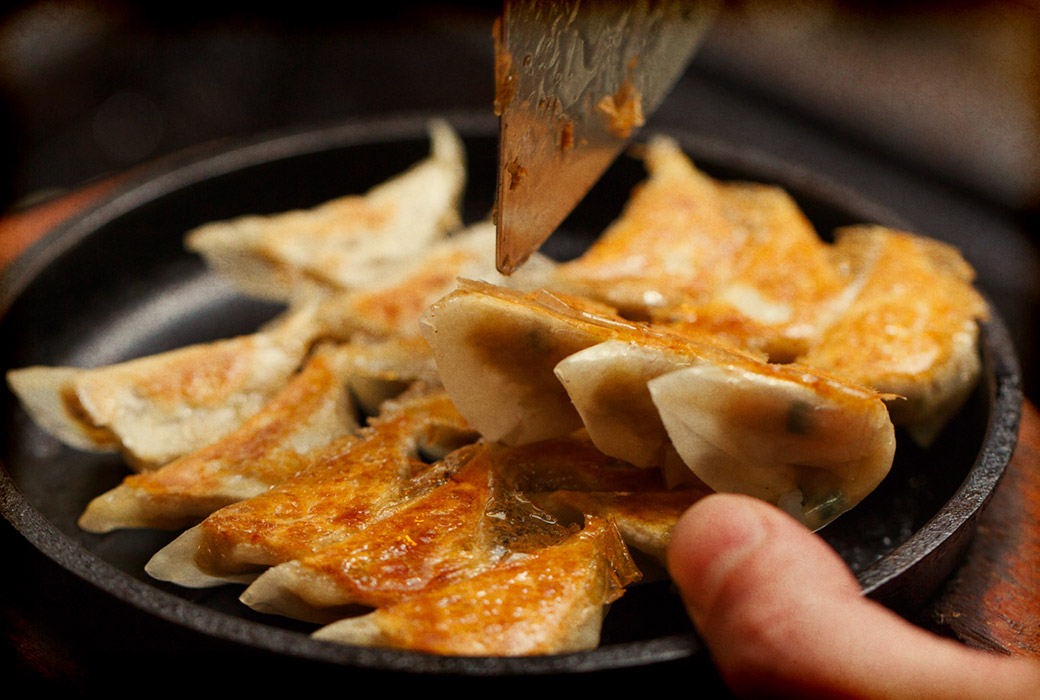 餃子調理シーン